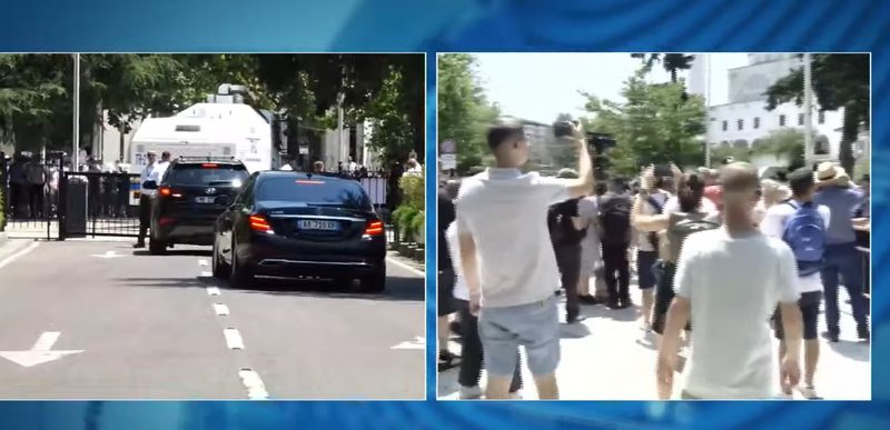Deputet&euml;t tentojn&euml; t&euml; dalin nga Kuvendi, protestuesit
