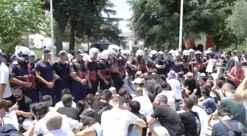 Parlamenti i rrethuar! Protestuesit bllokojn&euml; daljet, deputet&euml;t e