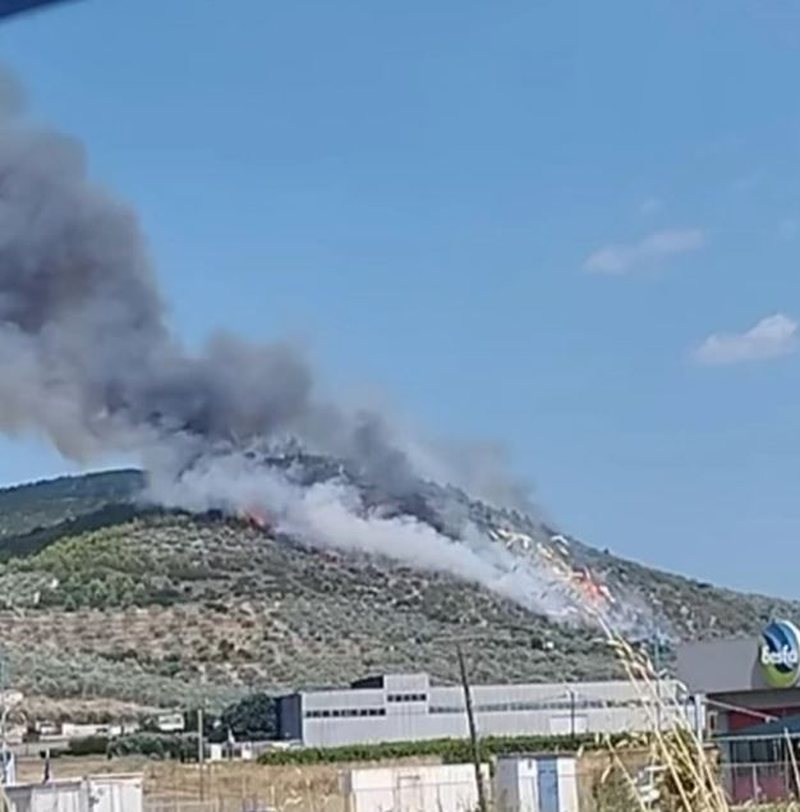 Zjarr masiv n&euml; Korinth/ N&euml; terren 8 avion&euml;, 4 helikopter&euml;,
