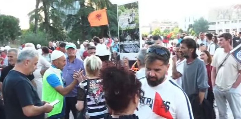 34 dit&euml; revolt&euml;/ Nis grumbullimi i protestuesve n&euml; sheshin