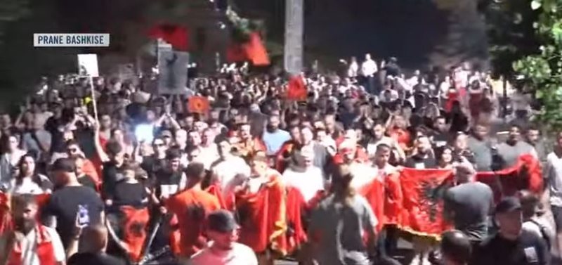 Protestuesit drejt Komisariatit Nr. 3: Arrestoni Ram&euml;n!