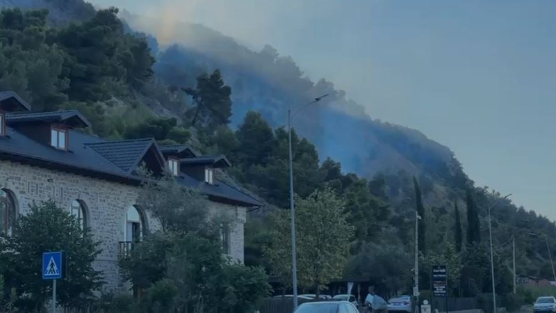 Zjarri n&euml; malin e Sh&euml;ngjinit drejt shuarjes, flak&euml;t vihen