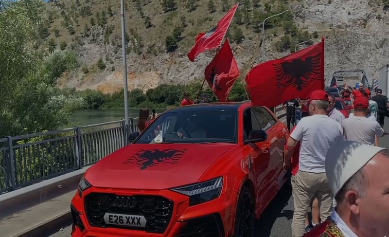 Diaspora mb&euml;rrin n&euml; Shqip&euml;ri/ Me simbole komb&euml;tare dhe