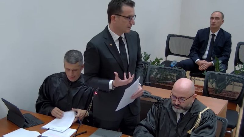 Kushtetuesja rr&euml;zon Veliajn, nuk kalon padin&euml; e kryebashkiakut
