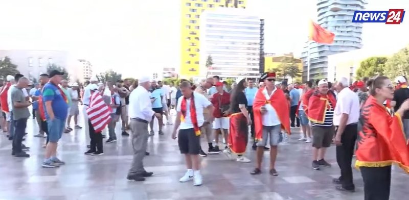 Protesta mbar&euml;komb&euml;tare, Diaspora &lsquo;pushton&rsquo; Tiran&euml;n/