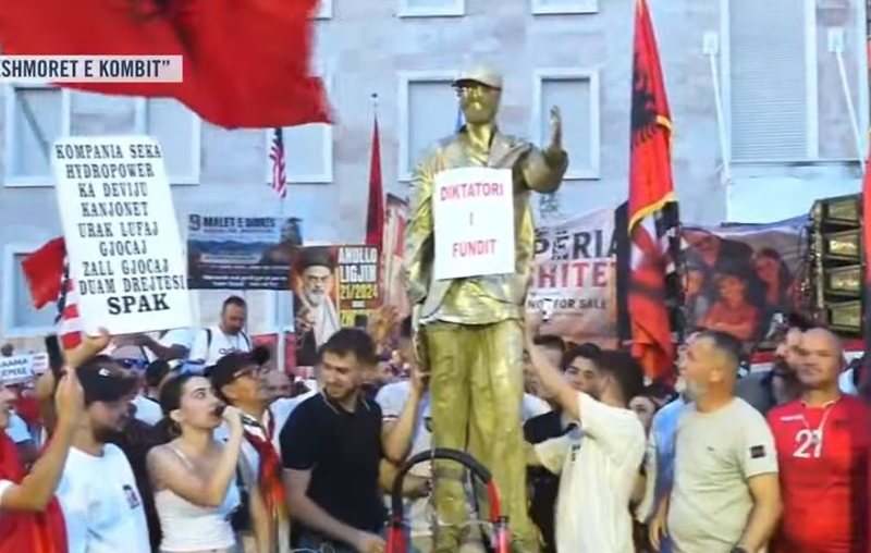 &ldquo;Diktatori i fundit&rdquo;, qytetar&euml;t rr&euml;zojn&euml; bustin e Edi