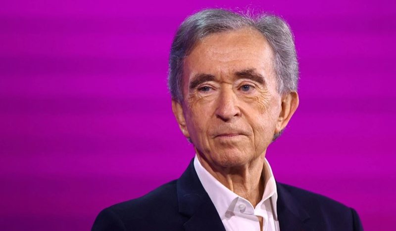 Njeriu m&euml; i pasur i Franc&euml;s, Bernard Arnault, urdh&euml;rohet t&euml;
