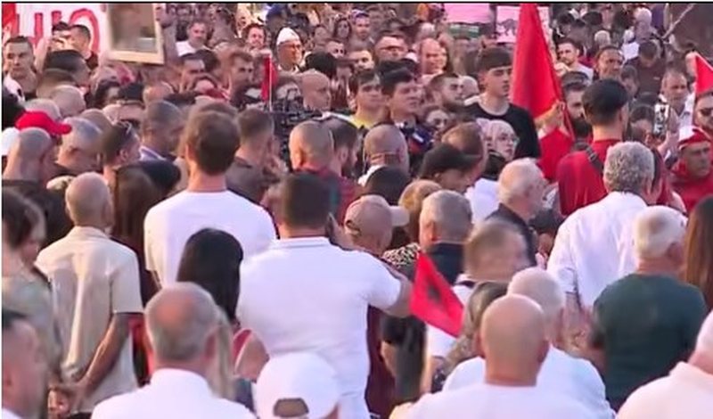 Aktivisti thirrje socialist&euml;ve: Braktiseni Ram&euml;n dhe digjini mandatet