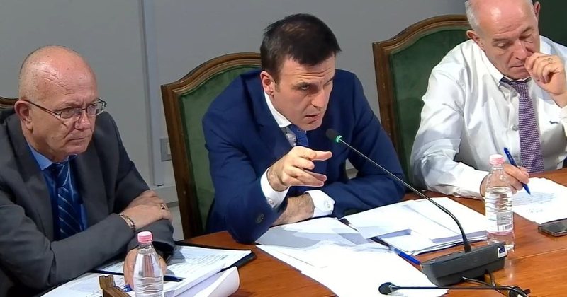&ldquo;Na sjellin zarfe t&euml; mbyllura dhe firmosim pa e ditur se