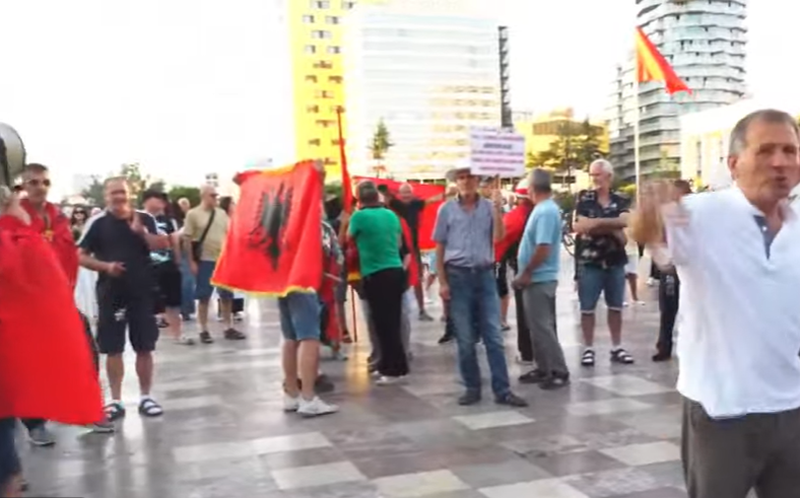 Protesta e 38-t&euml;/ Nis grumbullimi i qytetar&euml;ve n&euml; sheshin