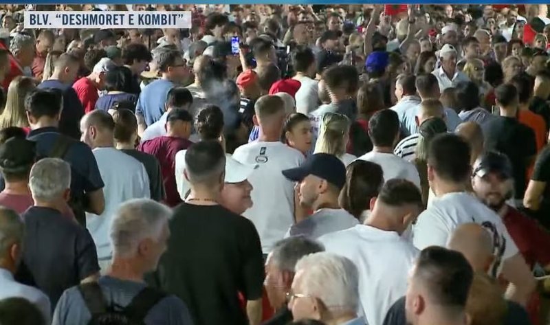&ldquo;Politikan&euml;t p&euml;rbuzin popullin, t&rsquo;i largojm&euml;&rdquo;/
