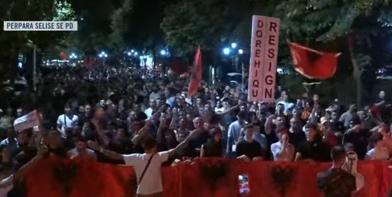 Protestuesit marshojn&euml; pran&euml; selis&euml; s&euml; PD-s&euml;: