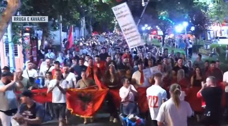 Protestuesit marshojn&euml; n&euml; &ldquo;Rrug&euml;n e Kavaj&euml;s&rdquo;: