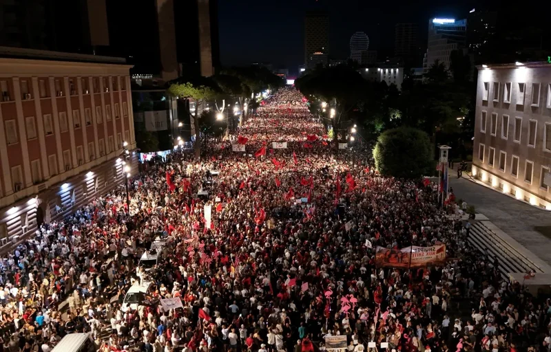 Revolta/ Protesta n&euml; dit&euml;n e 42-t&euml;, sot bashkohen edhe nga