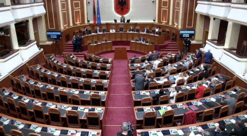 Hipokrizia/ Opozita bojkoton seanc&euml;n p&euml;r Institucionet, por vazhdon