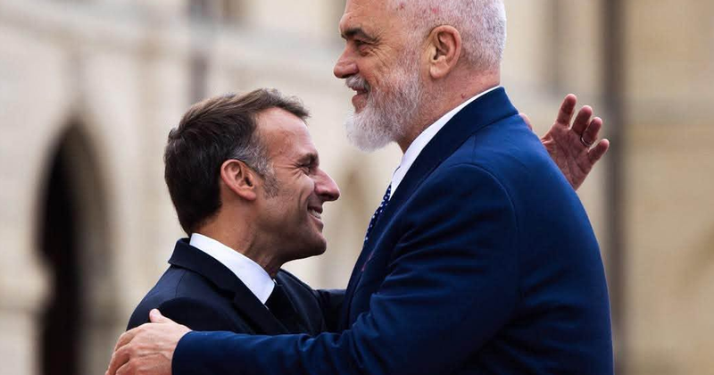 FOTO/ Rama mb&euml;rrin n&euml; Paris, pritet nga presidenti Macron