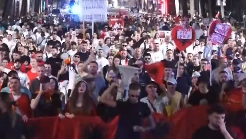 &ldquo;Nes&euml;r m&euml; shum&euml;!&rdquo;/ Protestuesit rikthehen me