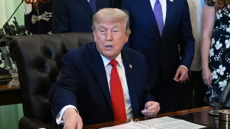 Trump heq dor&euml; nga taksa p&euml;r transportin detar: Hormuzi i hapur