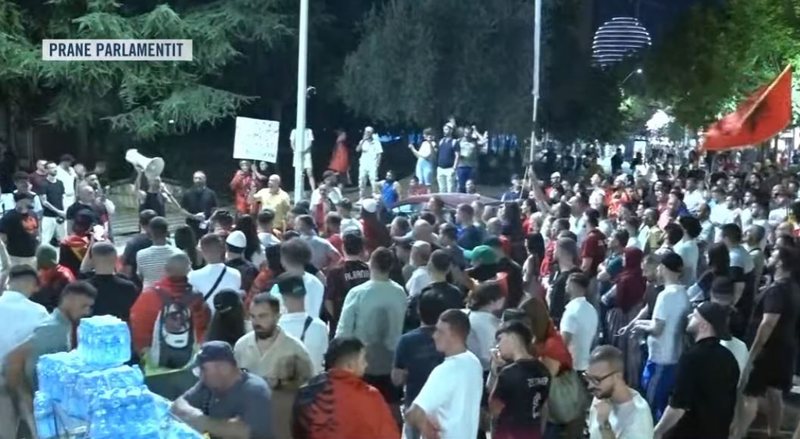 Protestuesi thirrje SPAK: N&euml;se kryeministri ka shkelur ligjin, arrestojeni