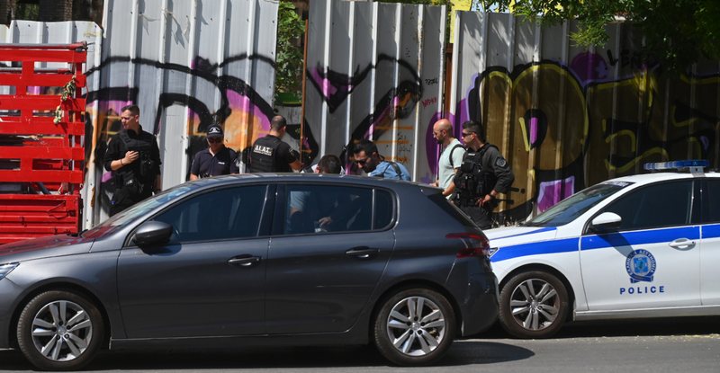 Horrori n&euml; Athin&euml;! U gjet brenda nj&euml; valixheje t&euml; braktisur,