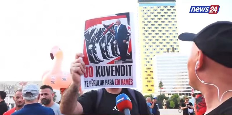 &ldquo;Jo Kuvendit t&euml; p&euml;rulur para Ram&euml;s&rdquo;/ Protestuesit
