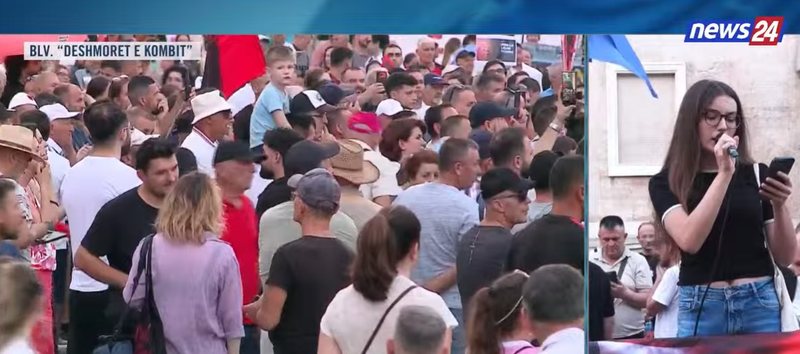 Aktivistja n&euml; protest&euml;n 49-ditore rikujton k&euml;rkesat ndaj