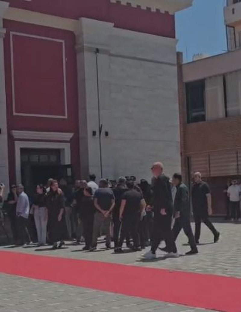 Homazhet p&euml;r gazetarin Enrik Mehmeti/ Kryen nderimet kryeministri Rama