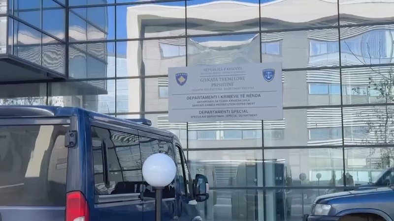 Drejt&euml;sia p&euml;r masakr&euml;n e Re&ccedil;akut, nd&euml;rpritet seanca