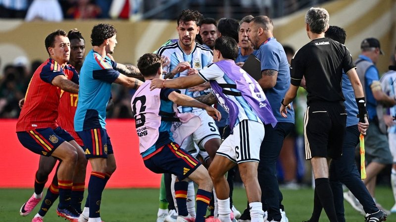 P&euml;rleshjet n&euml; fund t&euml; finales Spanj&euml;-Argjentin&euml;, FIFA