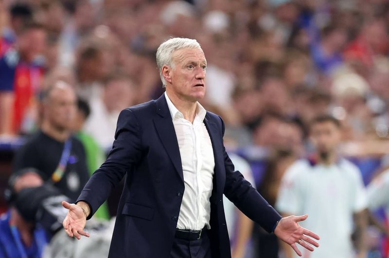 Deschamps l&euml; Franc&euml;n, largohet i emocionuar: U desh t&euml; merrja