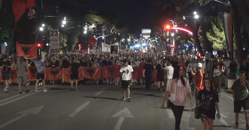 Dy protesta n&euml; dit&euml;/ Qytetar&euml;t thirrje p&euml;r bashkim t&euml;