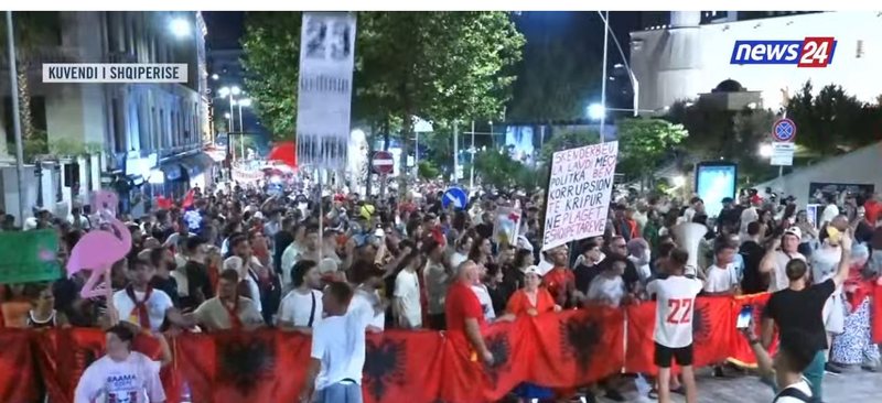 &ldquo;Parlament i krimit, Rama n&euml; burg, Berisha n&euml; burg&rdquo;/