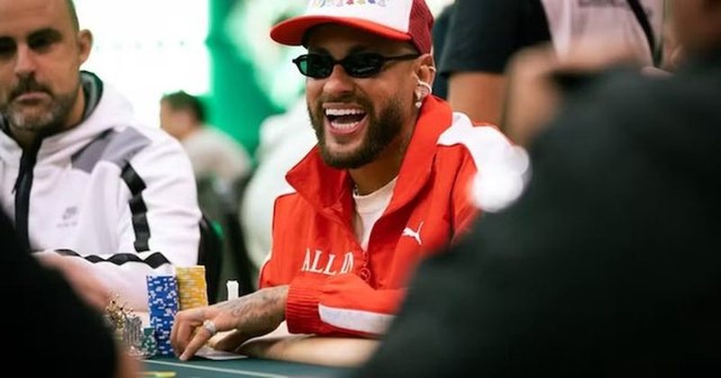 Neymar jasht&euml; futbollit, por nuk mungon t&euml; marr&euml; pjes&euml;