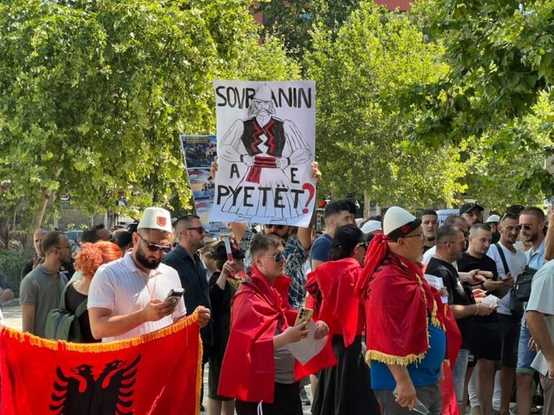 Shqiptar&euml;t k&euml;rkojn&euml; dor&euml;heqjen e Ram&euml;s/ Sot seanca e
