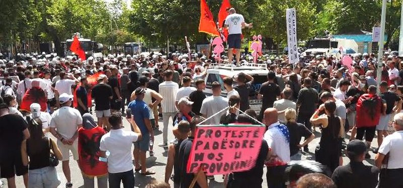 Deputet&euml;t n&euml; seanc&euml;, protestuesit shp&euml;rthejn&euml;
