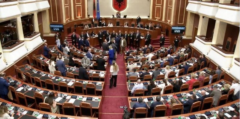Mbyllet seanca plenare/ PS miraton pa diskutime raportet dhe projektligjet mes