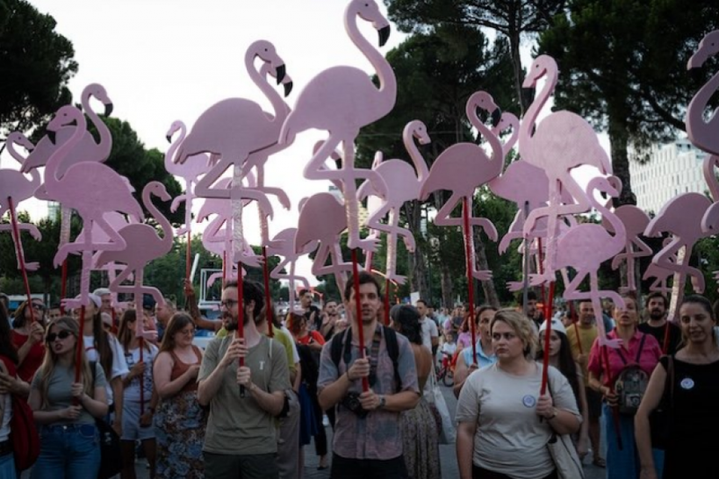 Revista franceze: Mafia po pla&ccedil;kit Shqip&euml;rin&euml;! Protestat