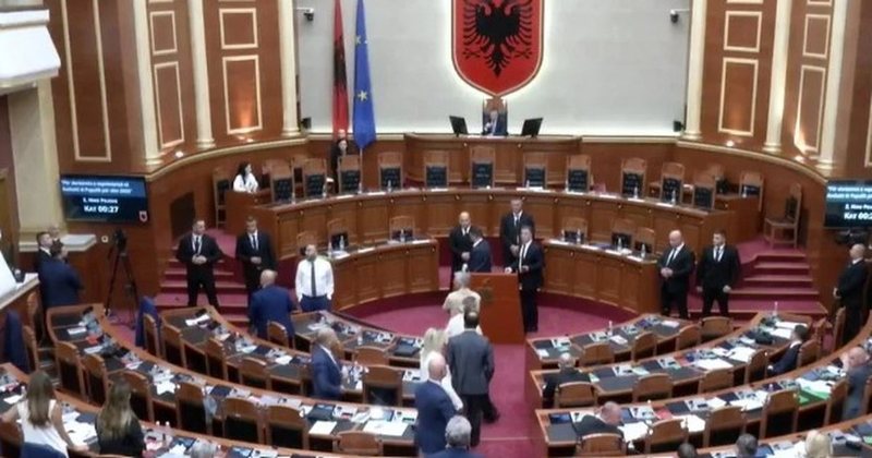 Deputet&euml;t nuk ikin me pushime, Niko Peleshi firmos urdhrin e ri, cakton