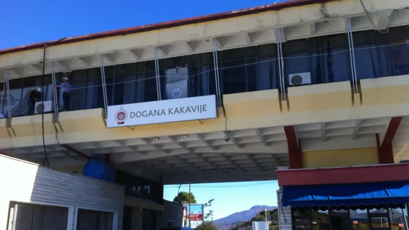 T&euml; h&euml;n&euml;n pezullohet p&euml;r 4 or&euml; qarkullimi n&euml;