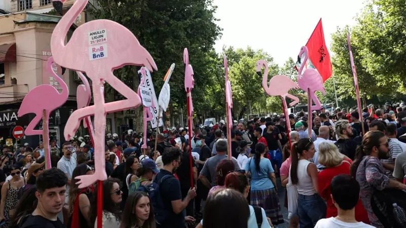 Gaz lotsjell&euml;s dhe arrestim t&euml; protestuesve! Radio shtet&euml;rore