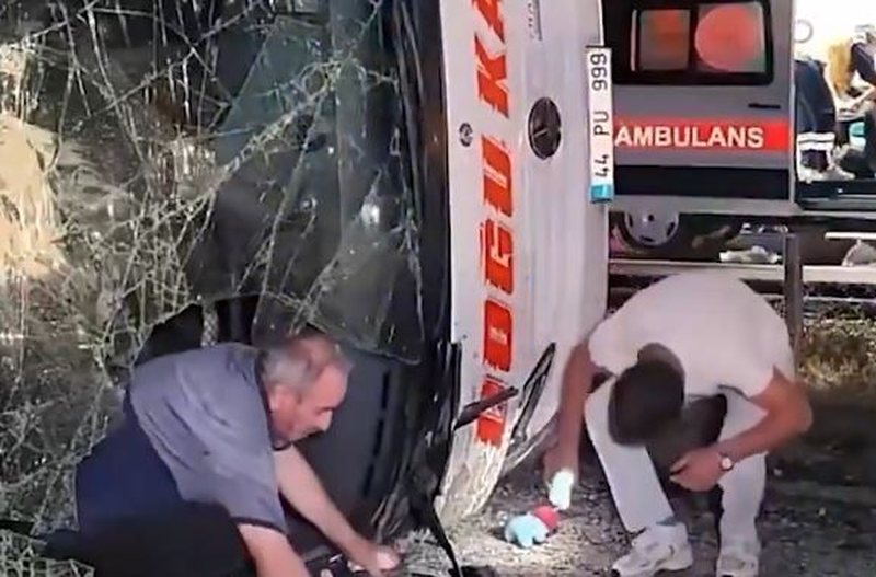 Aksident me autobus n&euml; Stamboll, t&euml; pakt&euml;n 30 t&euml; plagosur,