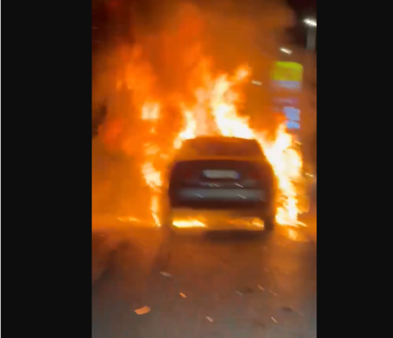 Makina shp&euml;rthen n&euml; flak&euml; pas aksidentit n&euml; autostrad&euml;n