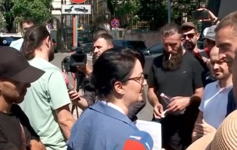 Policia shoq&euml;roi brutalisht protestuesit gjat&euml; tubimit te Parlamenti/