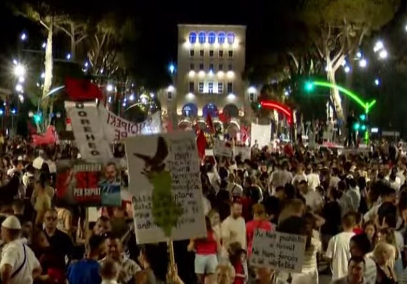 Nes&euml;r seanc&euml; plenare, qytetar&euml;t njoftojn&euml; protest&euml; para