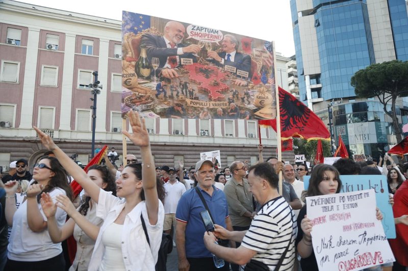 Kasta kund&euml;r popullit