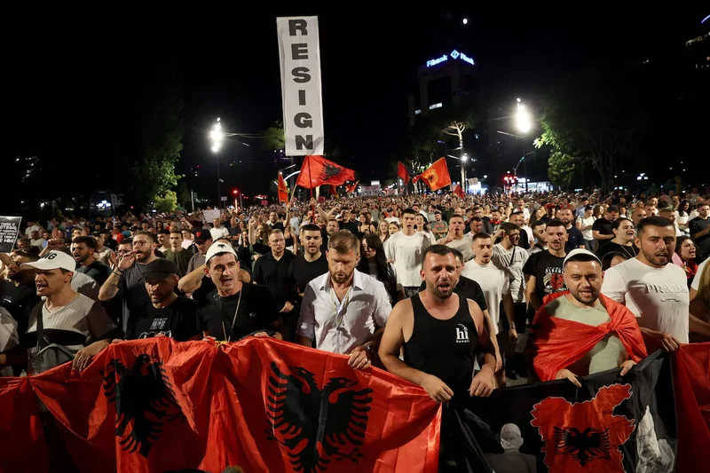 Kasta e korruptuar/ Gazeta belge De Morgen: Protestuesit n&euml; Shqip&euml;ri