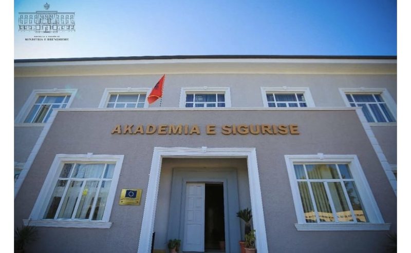 P&euml;rs&euml;ritet skandali, helmohen s&euml;rish kursant&euml;t e