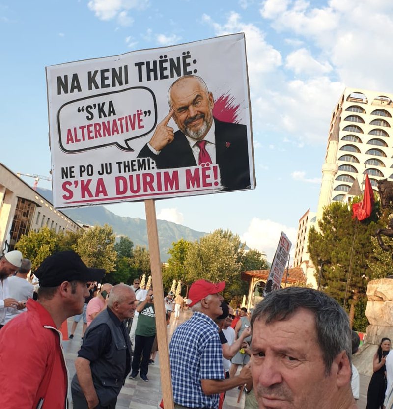 Rama k&euml;rc&euml;non popullin q&euml; proteston: Kush m&euml; &euml;sht&euml;