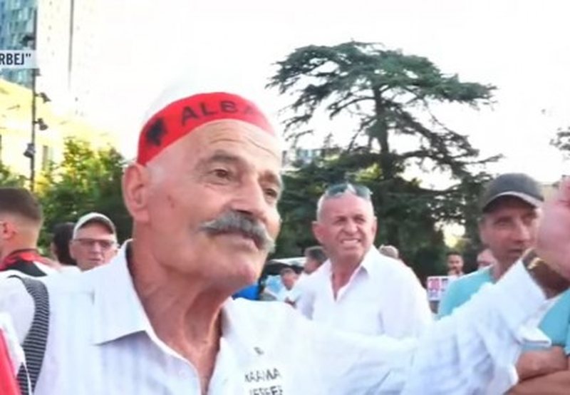 Nis protesta e 30-t&euml;/ Qytetari thirrje ambasadorit t&euml; SHBA: Na i hiq