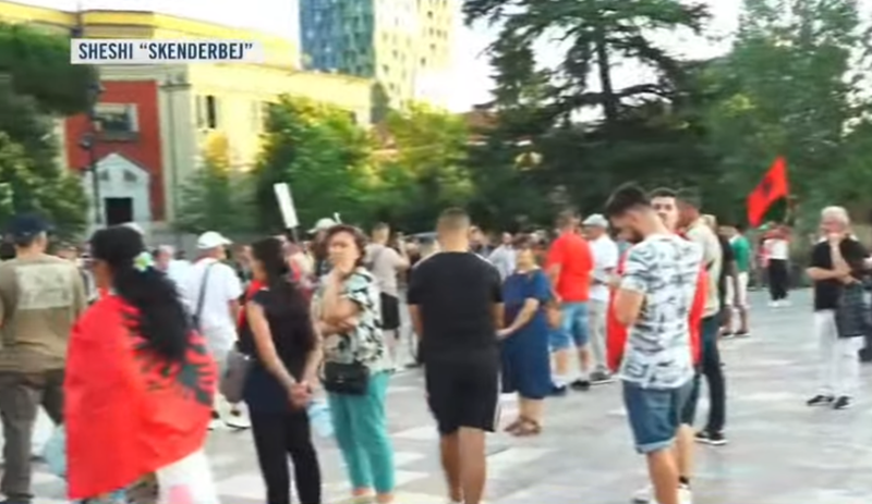 Sot protesta e 26-t&euml;, nis grumbullimi i qytetar&euml;ve te sheshi